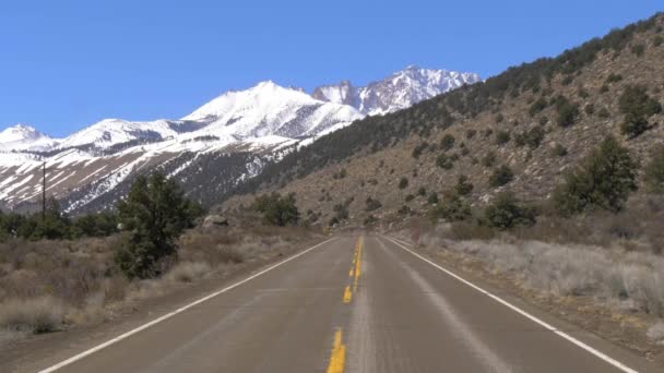 Ruta panorámica a través de las montañas de Sierra Nevada — Vídeo de stock