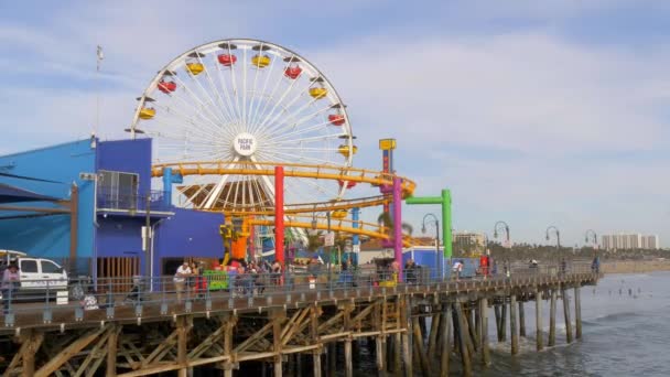 Ferris Wheel at Santa Monica Pier in Los Angeles - LOS ANGELES, USA - Marzec 29, 2019 — Wideo stockowe