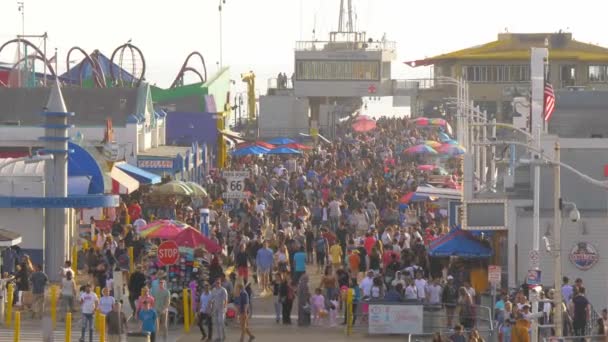 Molo Santa Monica je rušné místo ve městě s tisíci návštěvníky - LOS ANGELES, USA - MARCH 29, 2019 — Stock video