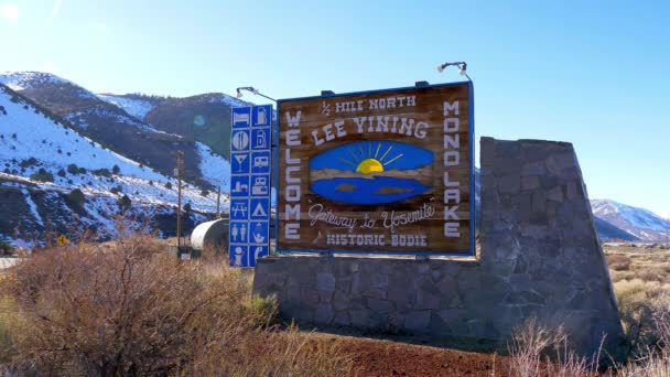 Welkom bij Mono Lake-bord in de Sierra Nevada - BISHOP, USA - 29 maart 2019 — Stockvideo