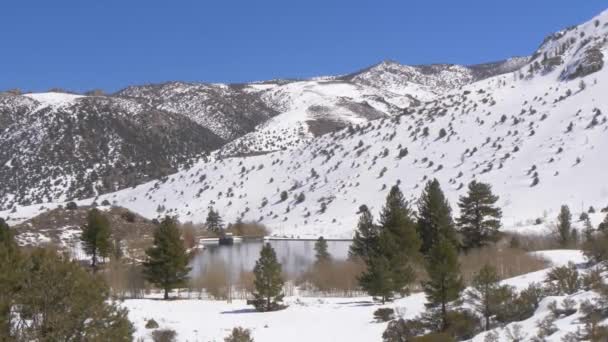 Piękny staw w pokrytych śniegiem górach Sierra Nevada — Wideo stockowe