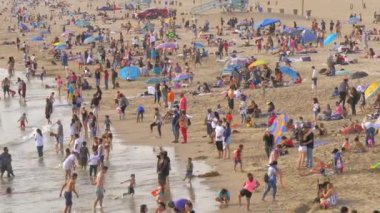 Santa Monica Plajı sıcak bir yaz günü - LOS ANGELES, ABD - 29 Mart 2019