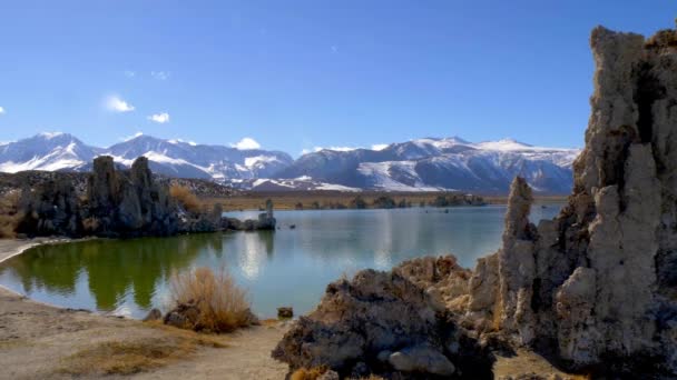 Καταπληκτικές κολώνες ασβεστόλιθου στη λίμνη Mono στην κομητεία Mono — Αρχείο Βίντεο