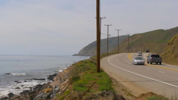 Slavné PCH Pacific coast Highway v Malibu - MALIBU, USA - MARCH 29, 2019 — Stock video