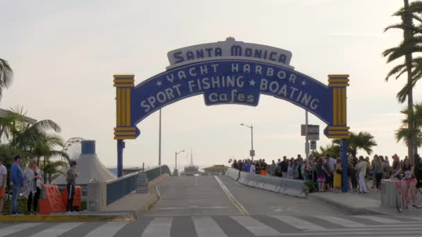 Beroemde Santa Monica Pier in Los Angeles - LOS ANGELES, Verenigde Staten - 29 maart 2019 — Stockvideo