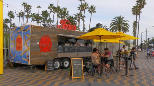 Frech fries venda de rua na Praia de Santa Mônica - LOS ANGELES, EUA - MARÇO 29, 2019 — Vídeo de Stock