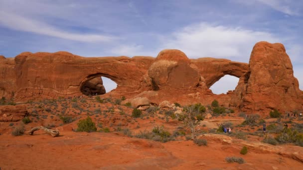 Arches Ulusal Parkı 'ndaki kayalıklardaki delikler. — Stok video