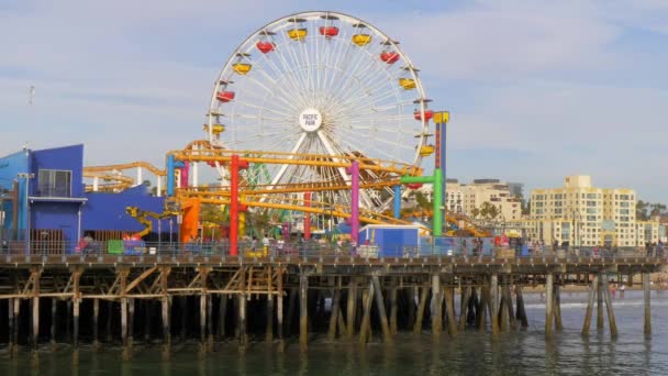 Los Angeles 'taki ünlü Santa Monica İskelesi - LOS ANGELES, ABD - 29 Mart 2019 — Stok video