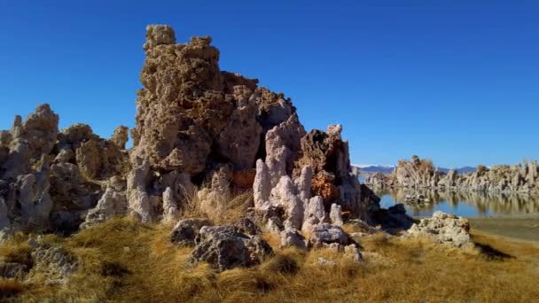 Tufa věže sloupy vápence u jezera Mono v Kalifornii - cestovní fotografie — Stock video