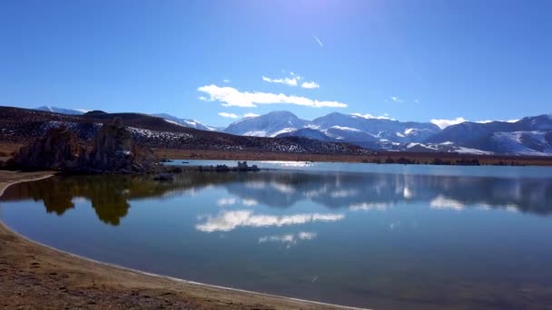 Mono Lake California med sina Tufa kolumner - resor fotografi — Stockvideo