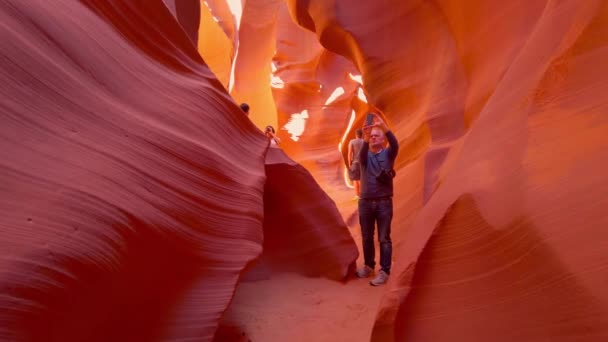 Walk through Antelope Canyon in Arizona - ARIZONA, USA - APRIL 1, 2019 — Stock Video