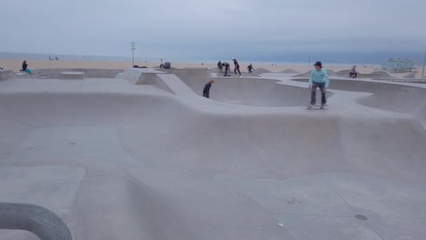 Skate Park en Venice Beach - LOS ÁNGELES, Estados Unidos - 1 DE ABRIL DE 2019 — Vídeo de stock