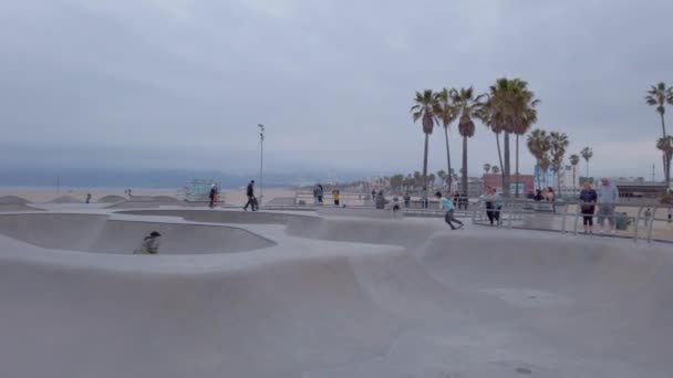Skate Park vid Venice Beach - LOS ANGELES, USA - APRIL 1, 2019 — Stockvideo