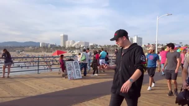 Relaxing on Santa Monica Pier - LOS ANGELES, USA - AVRIL 1, 2019 — Video