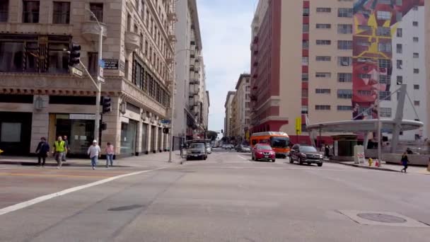 Street view in Los Angeles Downtown - LOS ANGELES, Estados Unidos - 1 de ABRIL de 2019 — Vídeos de Stock