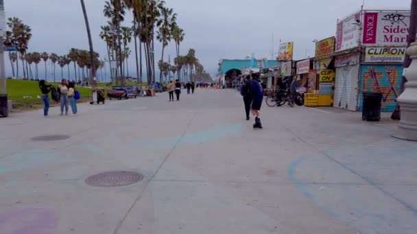 Ocean Walk at Venice Beach - LOS ANGELES, USA - APRIL 1, 2019 — Stock Video