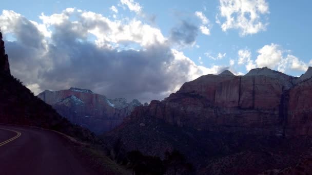 Guidare attraverso il Parco Nazionale del Canyon dello Zion nello Utah - fotografia di viaggio — Video Stock