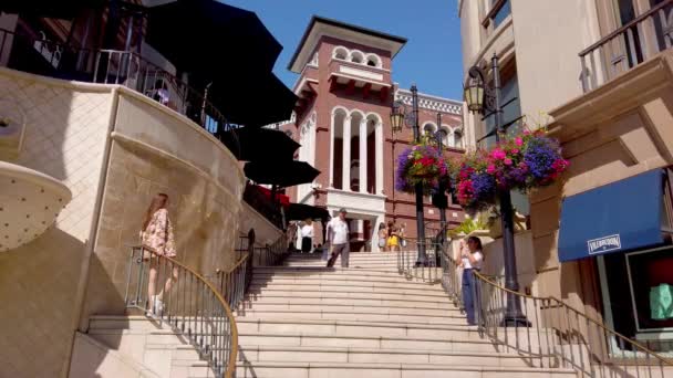 Marches célèbres de la Via Rodeo à Beverly Hills - LOS ANGELES, É-U - 1er AVRIL 2019 — Video