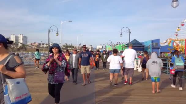 2018 년 4 월 1 일에 확인 함 . Relaxing on Santa Monica Pier - LOS ANGELES, USA - APRIL 1, 2019 — 비디오