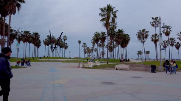 Ocean Walk på Venice Beach-Los Angeles, USA-april 1, 2019 — Stockvideo
