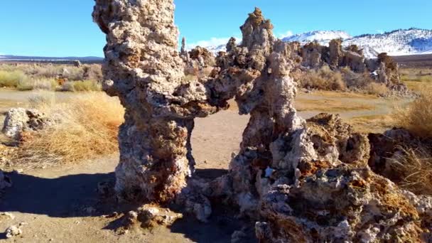 캘리포니아의 몬 호 (湖) 에 석회암 기둥들이 우뚝 솟아 있다 — 비디오