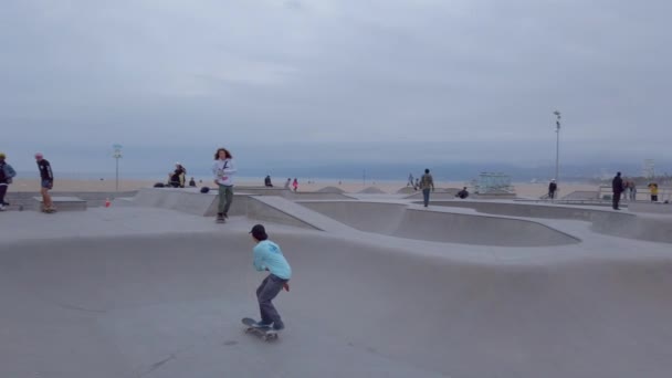 Venice Beach 'teki Paten Parkı - LOS ANGELES, ABD - 1 Nisan 2019 — Stok video
