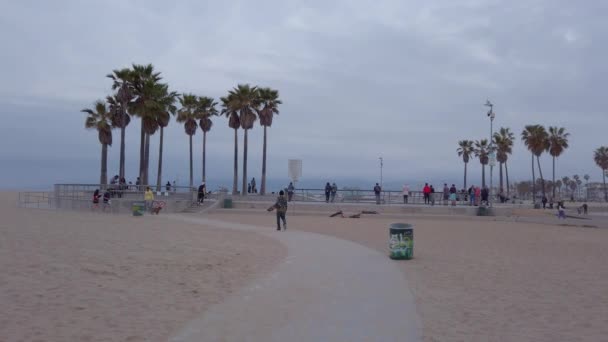 Ocean Front Walk längs Venice Beach-Los Angeles, USA-april 1, 2019 — Stockvideo