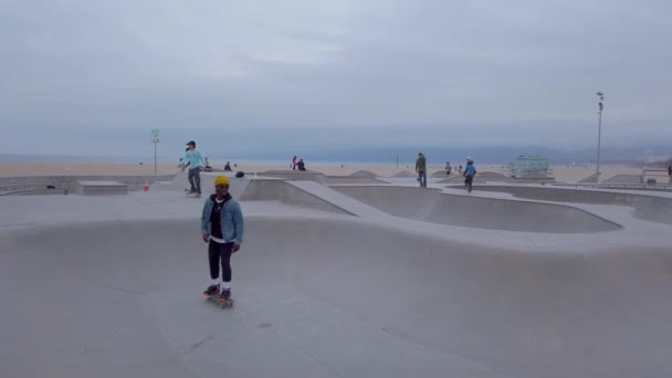 Skater vid Venice Beach - LOS ANGELES, USA - APRIL 1, 2019 — Stockvideo