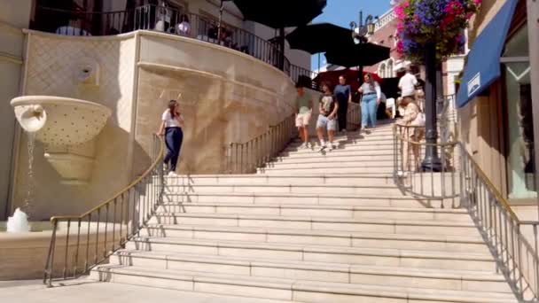 Berühmte Schritte beim Via Rodeo in Beverly Hills - LOS ANGELES, USA - 1. April 2019 — Stockvideo