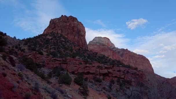 Guidare attraverso il Parco Nazionale del Canyon dello Zion nello Utah - fotografia di viaggio — Video Stock