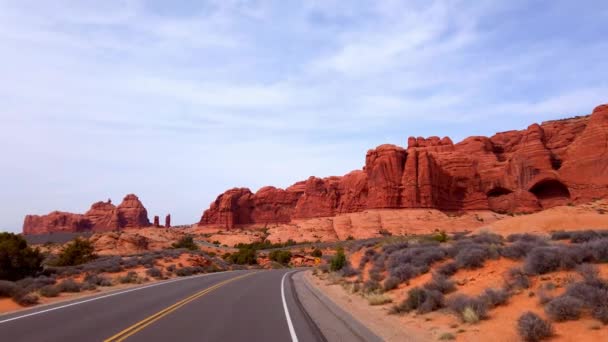 Vägen genom Arches nationalpark i Utah - UTAH, USA - APRIL 1, 2019 — Stockvideo