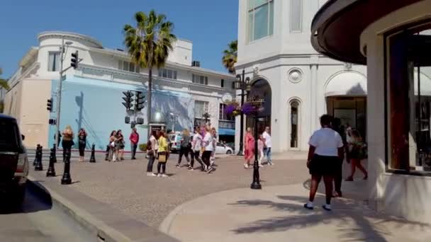 Exkluzív áruházak a Rodeo Drive-on Beverly Hills-ben - LOS ANGELES, USA - Április 1, 2019 — Stock videók