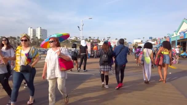 Spaziergang über den Santa Monica Pier - LOS ANGELES, USA - 1. April 2019 — Stockvideo