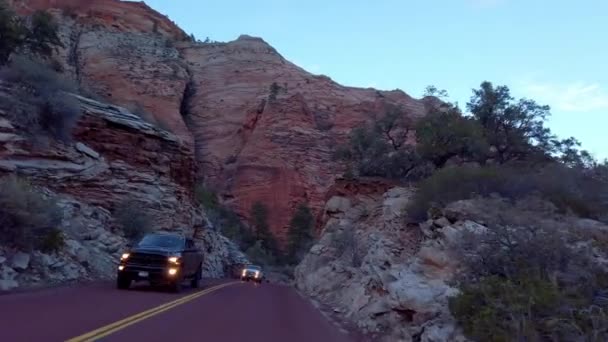 Utah 'taki Zion Canyon Ulusal Parkı' ndan geçmek - seyahat fotoğrafçılığı — Stok video