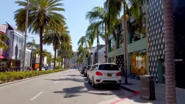 Fahrt durch den exklusiven Rodeo Drive in Beverly Hills - LOS ANGELES, USA - 1. April 2019 — Stockvideo