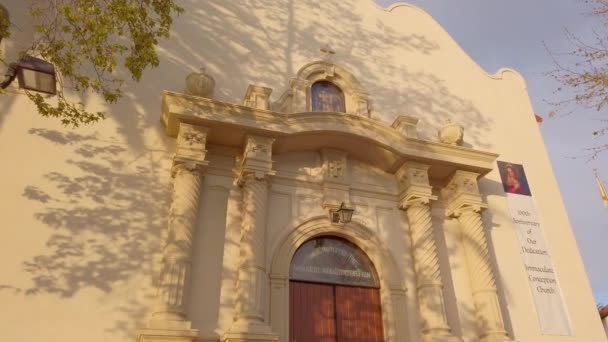 Католицька церква в Старому місті Сан-Дієго - SAN DIEGO, США - APRIL 1, 2019 — стокове відео