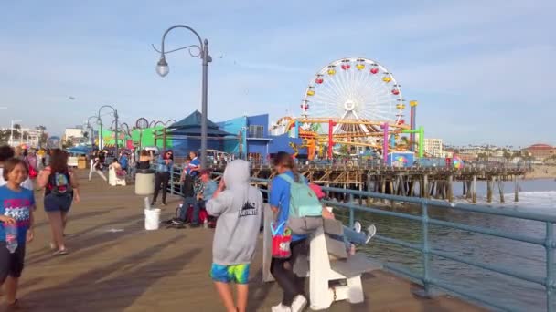 2018 년 4 월 1 일에 확인 함 . Relaxing on Santa Monica Pier - LOS ANGELES, USA - APRIL 1, 2019 — 비디오