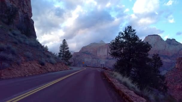 Conduciendo por el Parque Nacional Zion Canyon en Utah - fotografía de viaje — Vídeo de stock