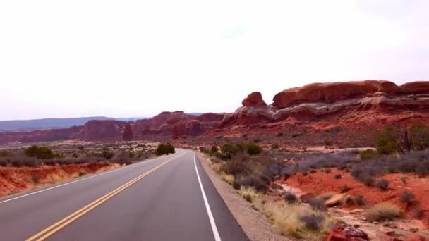 Parque Nacional Arches en un día soleado - fotografía de viaje — Vídeo de stock