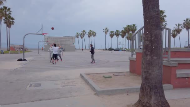 Ocean Walk at Venice Beach - LOS ANGELES, ABD - 1 Nisan 2019 — Stok video