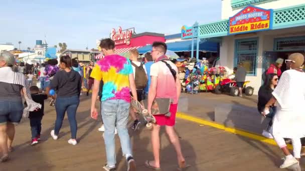 Popular Santa Monica Pier in Los Angeles at Summer - LOS ANGELES, USA - APRIL 1, 2019 — стокове відео