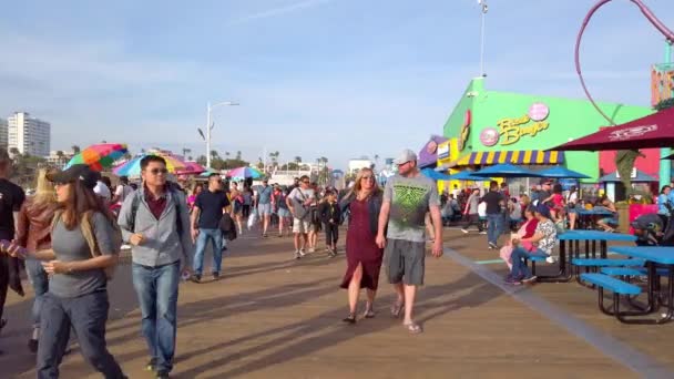 Populaire Santa Monica Pier in Los Angeles in de zomer - LOS ANGELES, USA - APRIL 1, 2019 — Stockvideo