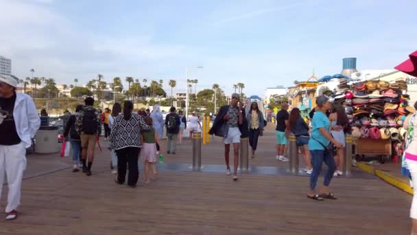 Paseo por el muelle de Santa Mónica - LOS ÁNGELES, EE.UU. - 1 DE ABRIL DE 2019 — Vídeos de Stock