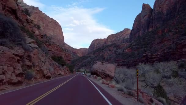 Utah 'taki Zion Canyon Ulusal Parkı' ndan geçiyoruz - UTAH, ABD - 1 Nisan 2019 — Stok video