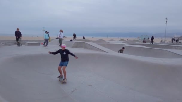 Skater vid Venice Beach - LOS ANGELES, USA - APRIL 1, 2019 — Stockvideo