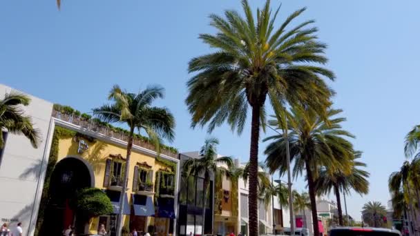 Rijden door exclusieve Rodeo Drive in Beverly Hills - LOS ANGELES, Verenigde Staten - APRIL 1, 2019 — Stockvideo