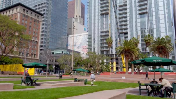 Realaxing at Pershing Square Los Angeles Downtown - LOS ANGELES, USA - APRIL 1, 2019 — Stock Video