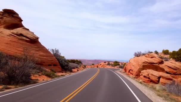 Road through Arches National Park em Utah - UTAH, EUA - 1 de abril de 2019 — Vídeo de Stock