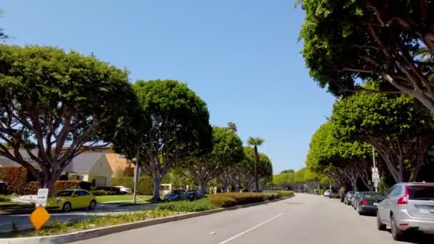 Dirigir através de Beverly Hills Califórnia - LOS ANGELES, EUA - 1 de abril de 2019 — Vídeo de Stock