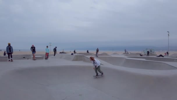 Skate Park w Venice Beach - LOS ANGELES, USA - KWIECIEŃ 1, 2019 — Wideo stockowe